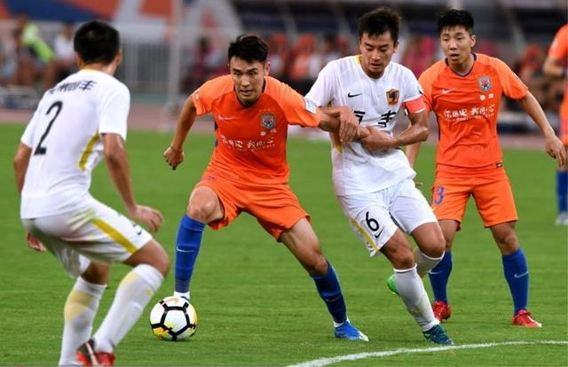 IM体育官方网-中超比赛球迷购买门票现场挤压现象严重