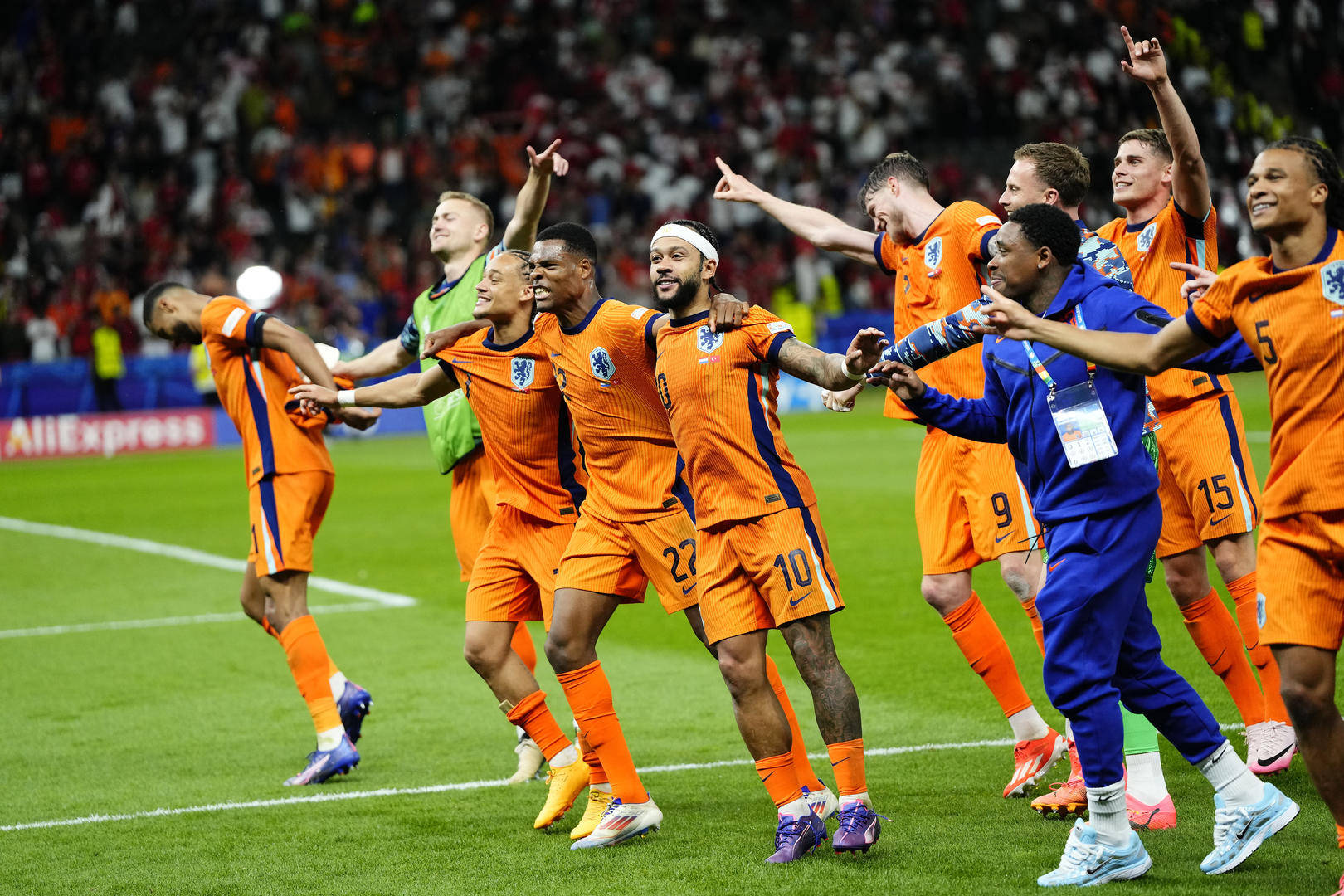 荷兰队在欧洲预选赛中遭遇失利,面临压力 荷兰队在欧洲预选赛中遭遇失利,面临压力