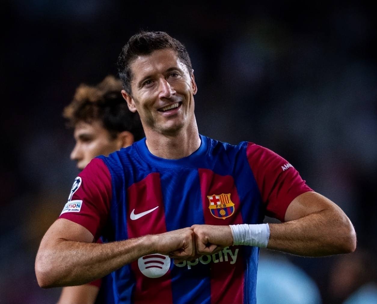 IM体育官方网站-巴萨翻盘曼联，莱万惊艳四座